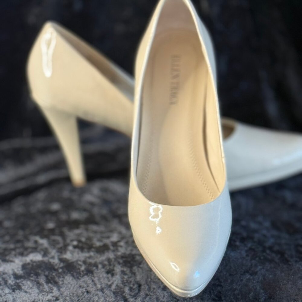 Ellen Tracy Patent Neutral Pump Size 9 Summer Special